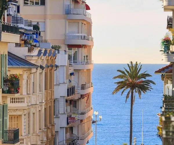Le Clio Carre D\'Or Beach Apartment